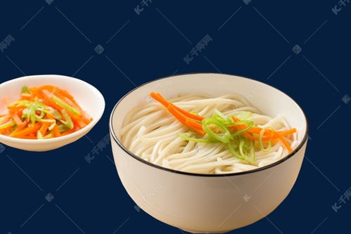 黃澄澄面條與胡蘿卜 一場溫暖湯面的色澤與營養交響曲